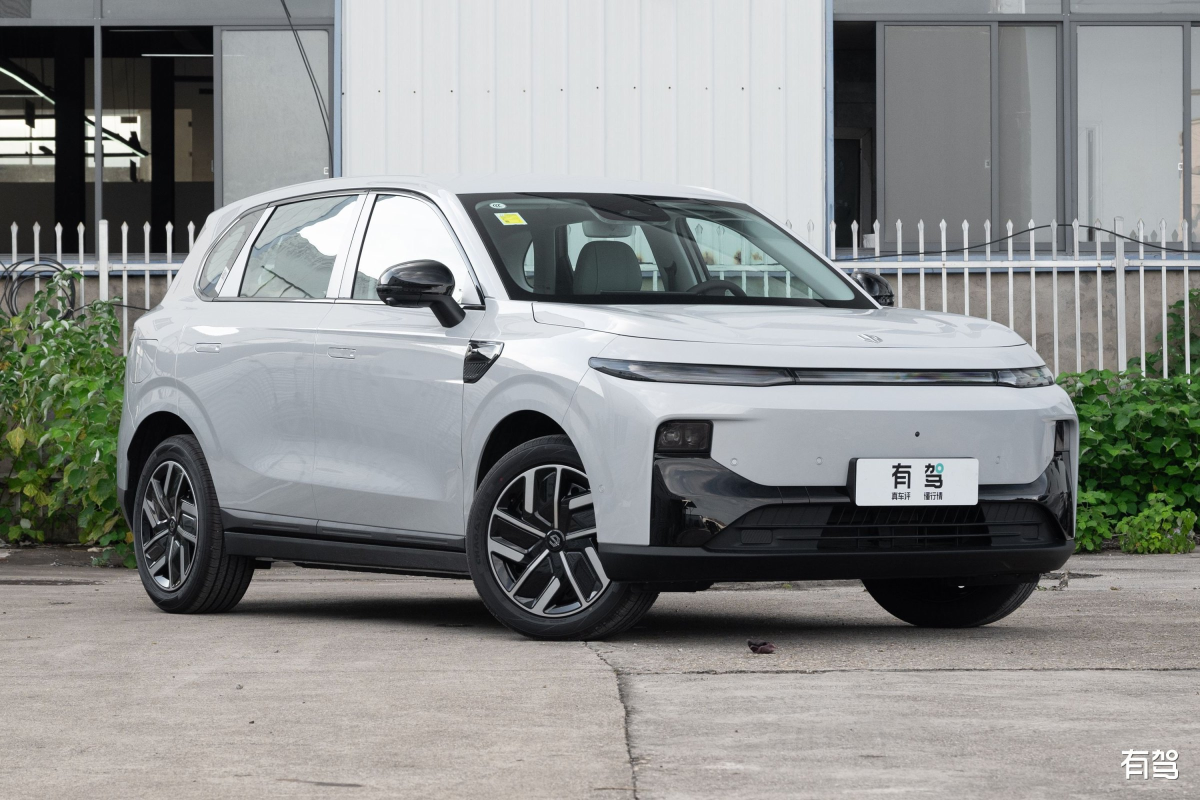 零跑 B10